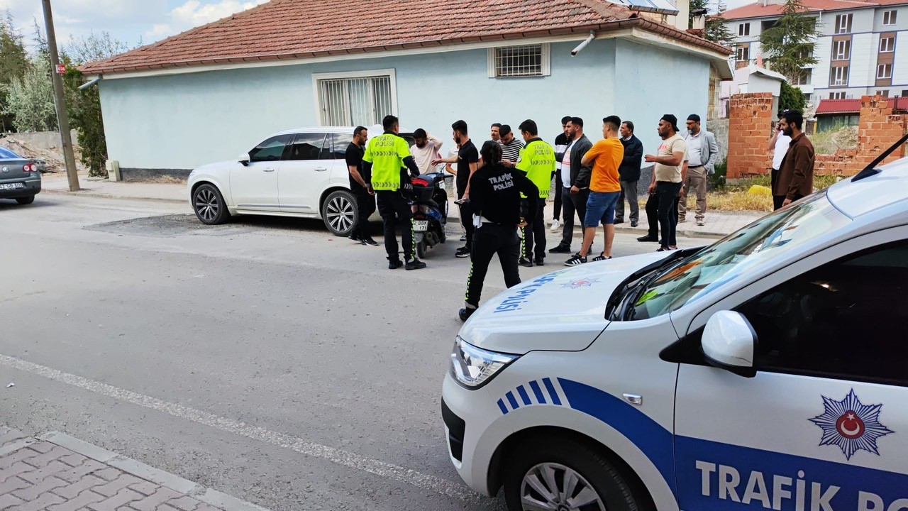Kulu’da park halindeki otomobile çarpan motosikletli yaralandı