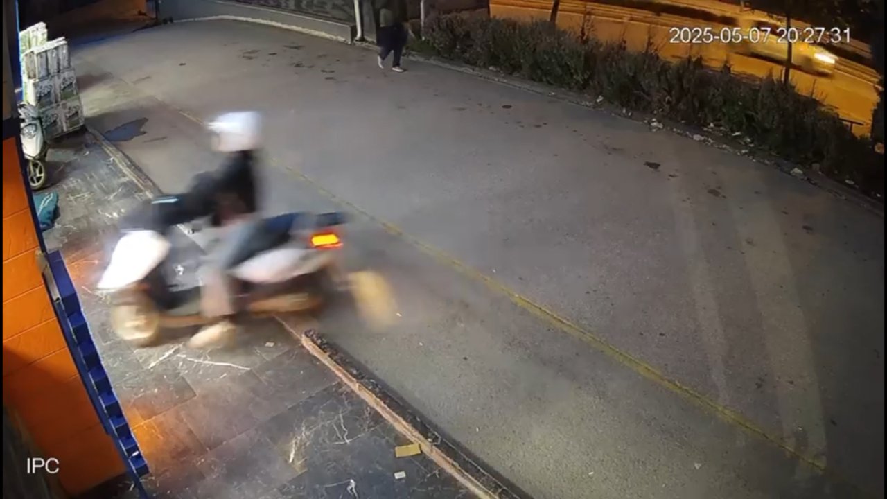 Motosiklet kadın sürücüsü ile birlikte petshop mağazasının camından içeriye daldı