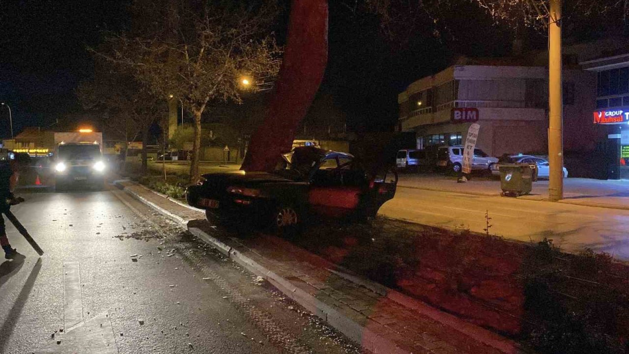 Konya'da ağaca çarpan otomobilin ağır yaralanan 19 yaşındaki sürücüsü hayatını kaybetti