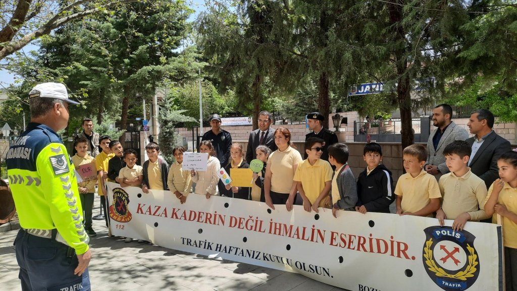 Konya'da ilkokul öğrencileri trafik kurallarını elinde taşıdı