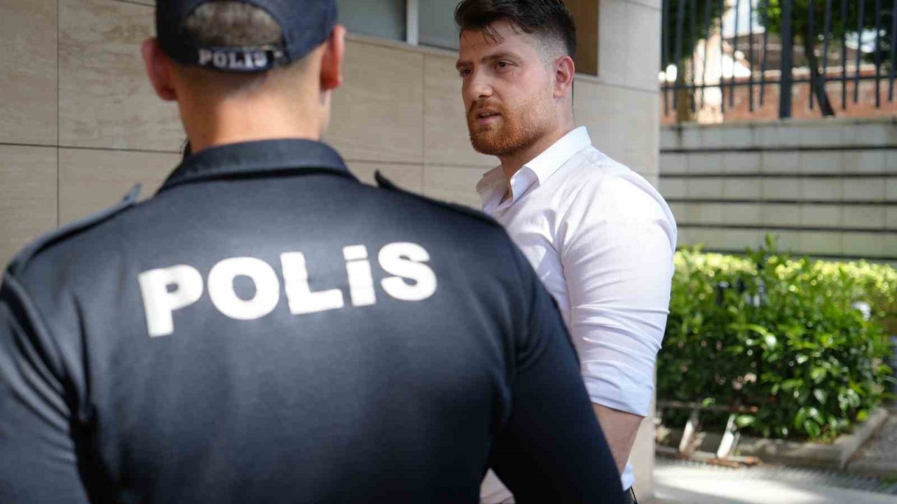 Tuvalette bulduğu altın dolu keseyi polise teslim etti