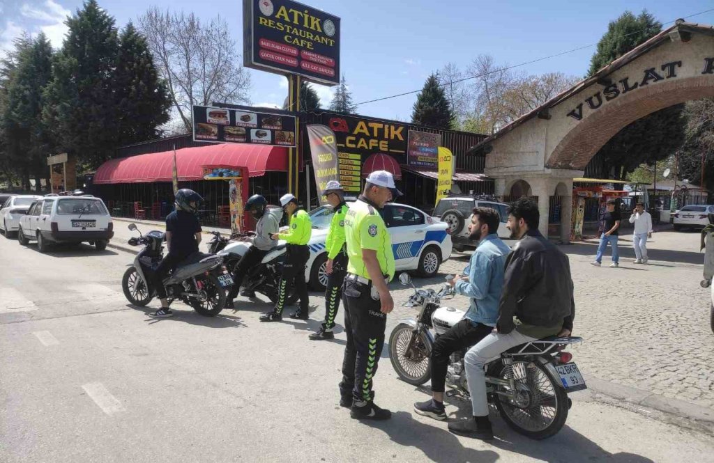 Beyşehir’de kask takmayan motosikletlilere kameralı kontrol
