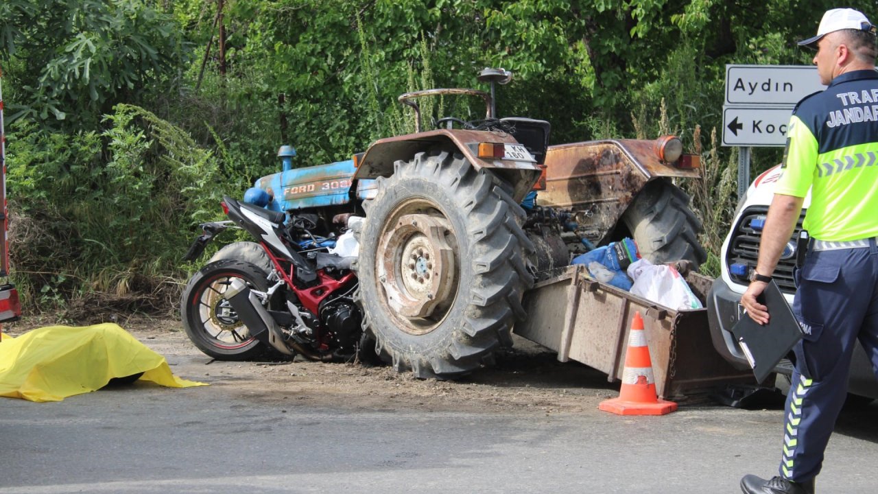 Motosiklet traktöre ok gibi saplandı: 3 ölü