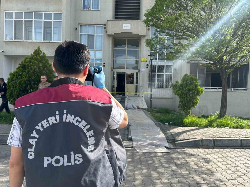 Kadın emniyette ifade verirken, kocası evi ve arabaları yaktı