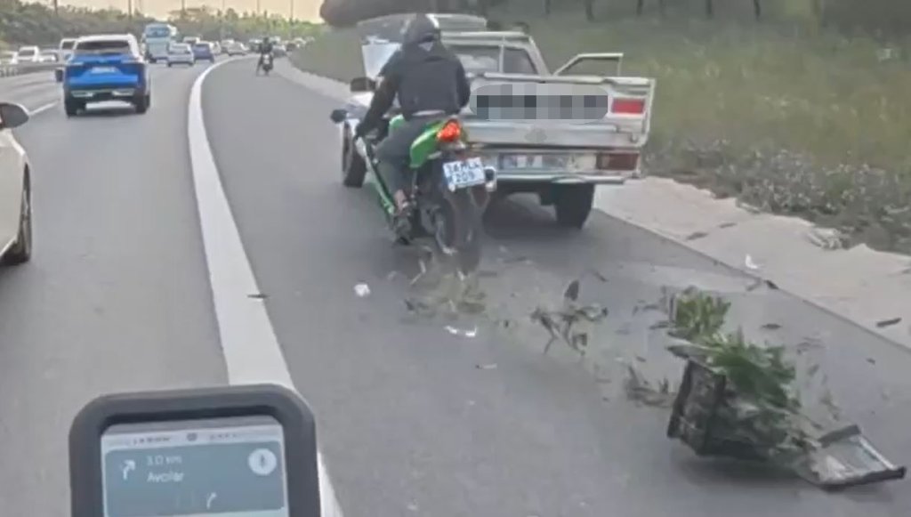 Motosiklet arızalanarak emniyet şeridinde duran kamyonete çarptı