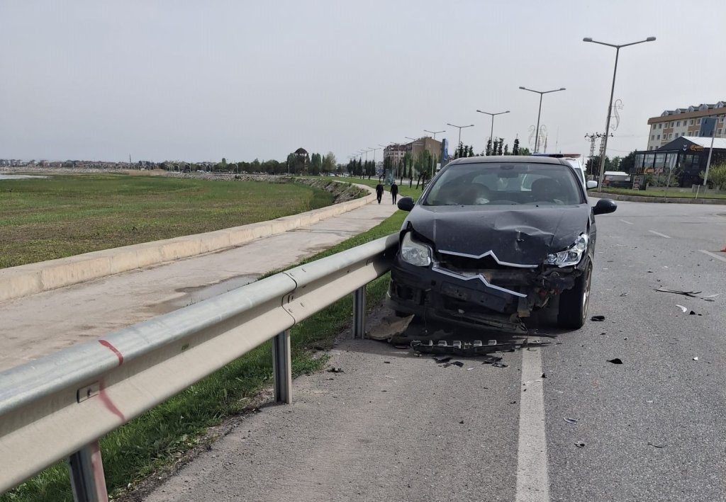 Konya'da 2 otomobil çarpıştı: 2 yaralı