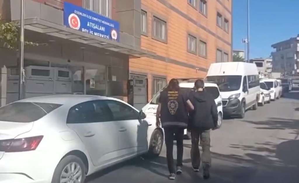 Elinde satırla dolaşan bir kişi yakalandı