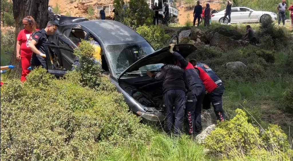 Kamyonet ile otomobil çarpıştı: 3 yaralı