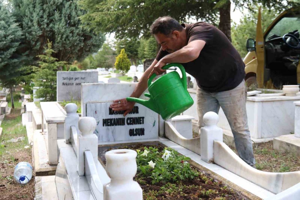 300 mezara gözü gibi bakıyor, Avrupa’dan müşterileri var
