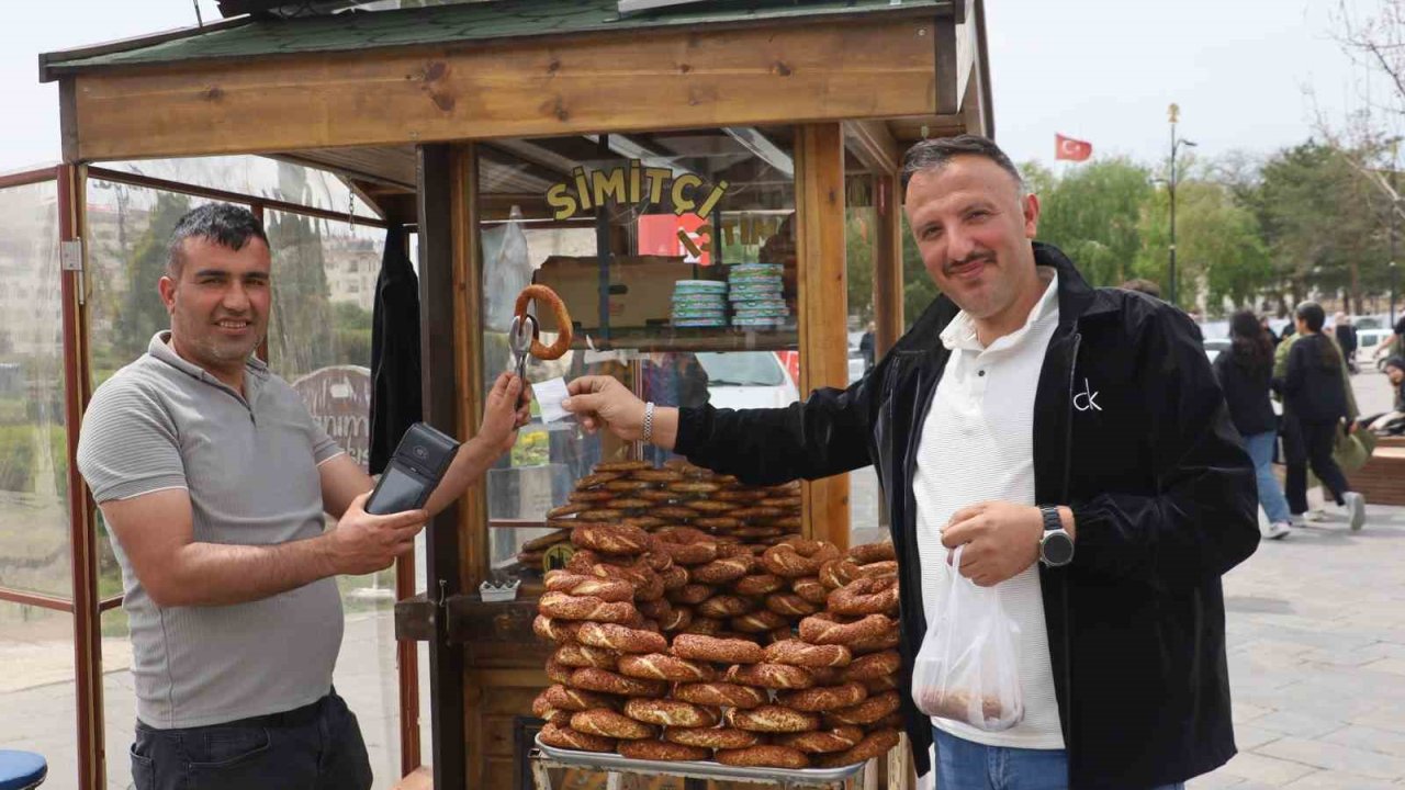 Seyyar simit tezgâhına POS cihazı koydu