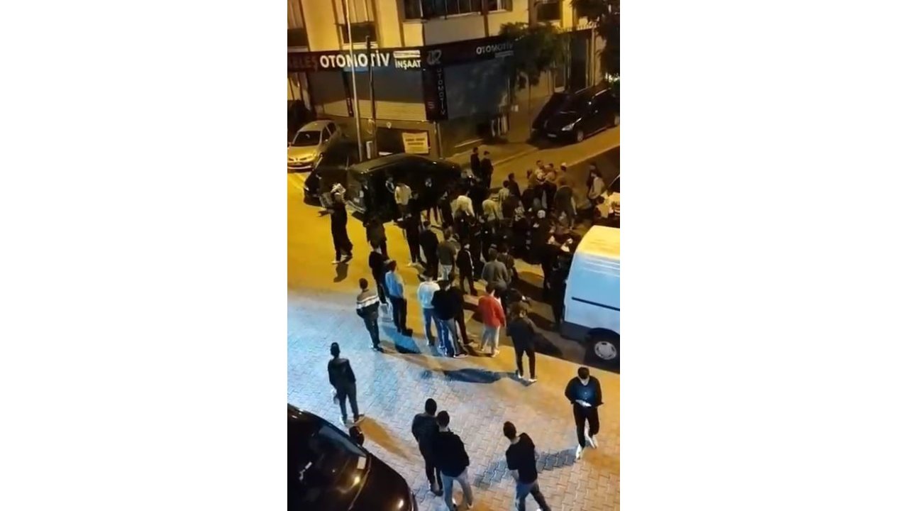 Kaza sonrasında iki aile birbirine girdi; o anlar kamerada