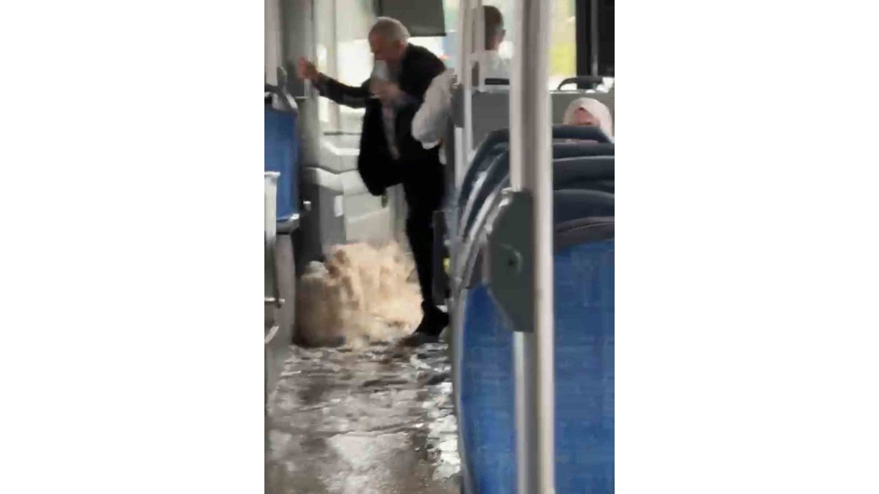 Diyarbakır’da halk otobüsünüm su bastı