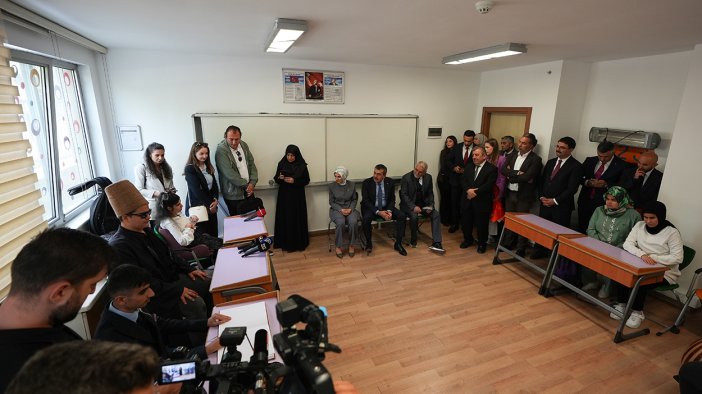 Bakanlar Tekin ve Göktaş, Kani Karaca Görme Engelliler İmam Hatip Anadolu Lisesi'ni ziyaret etti