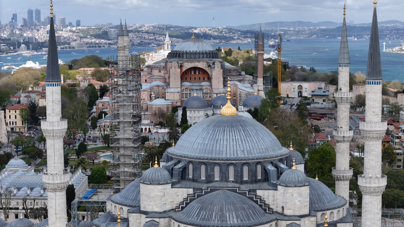 Sultanahmet Camii’nin ömrüne ömür katacak olan minare restorasyonu sürüyor