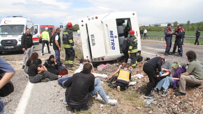 Konya'da yolcu otobüsü devrildi