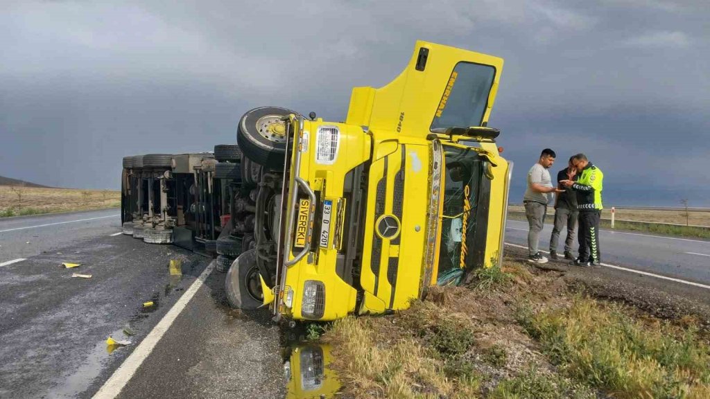 Tır devrildi, anguslar kayboldu