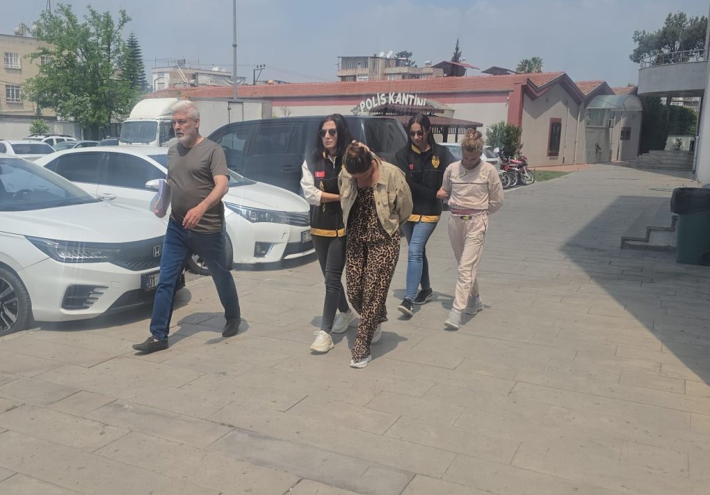 890 bin TL’lik altın çalan 2 kadın şüpheli tutuklandı