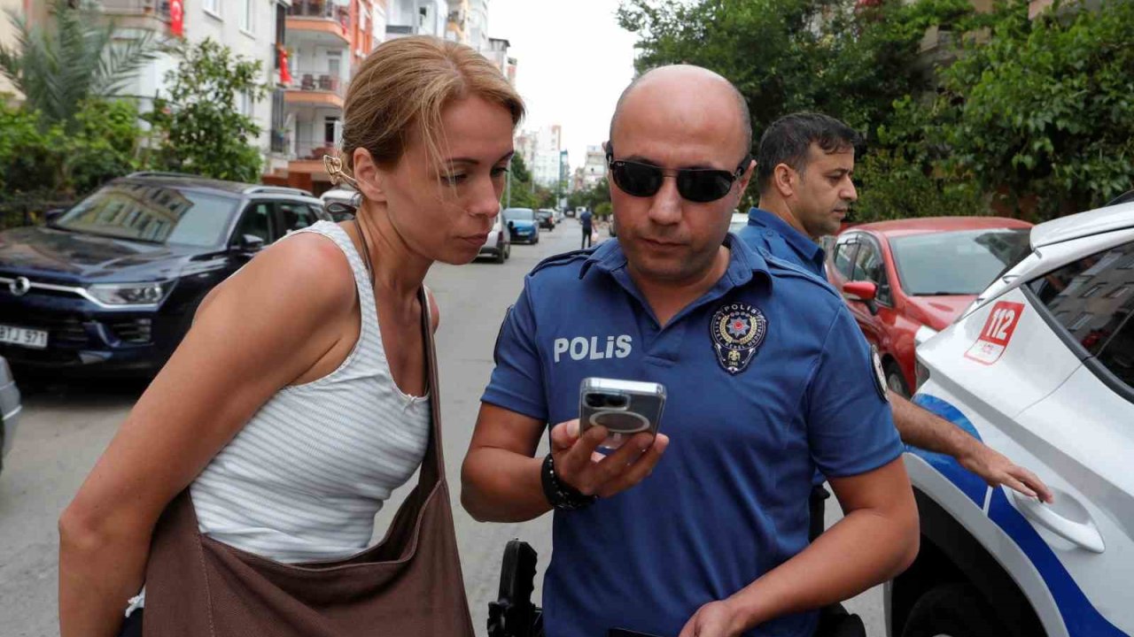 Kaybolan akıllı kol saatini GPRS ile takip eden Rus turist, polis ekipleriyle baskın yaptı