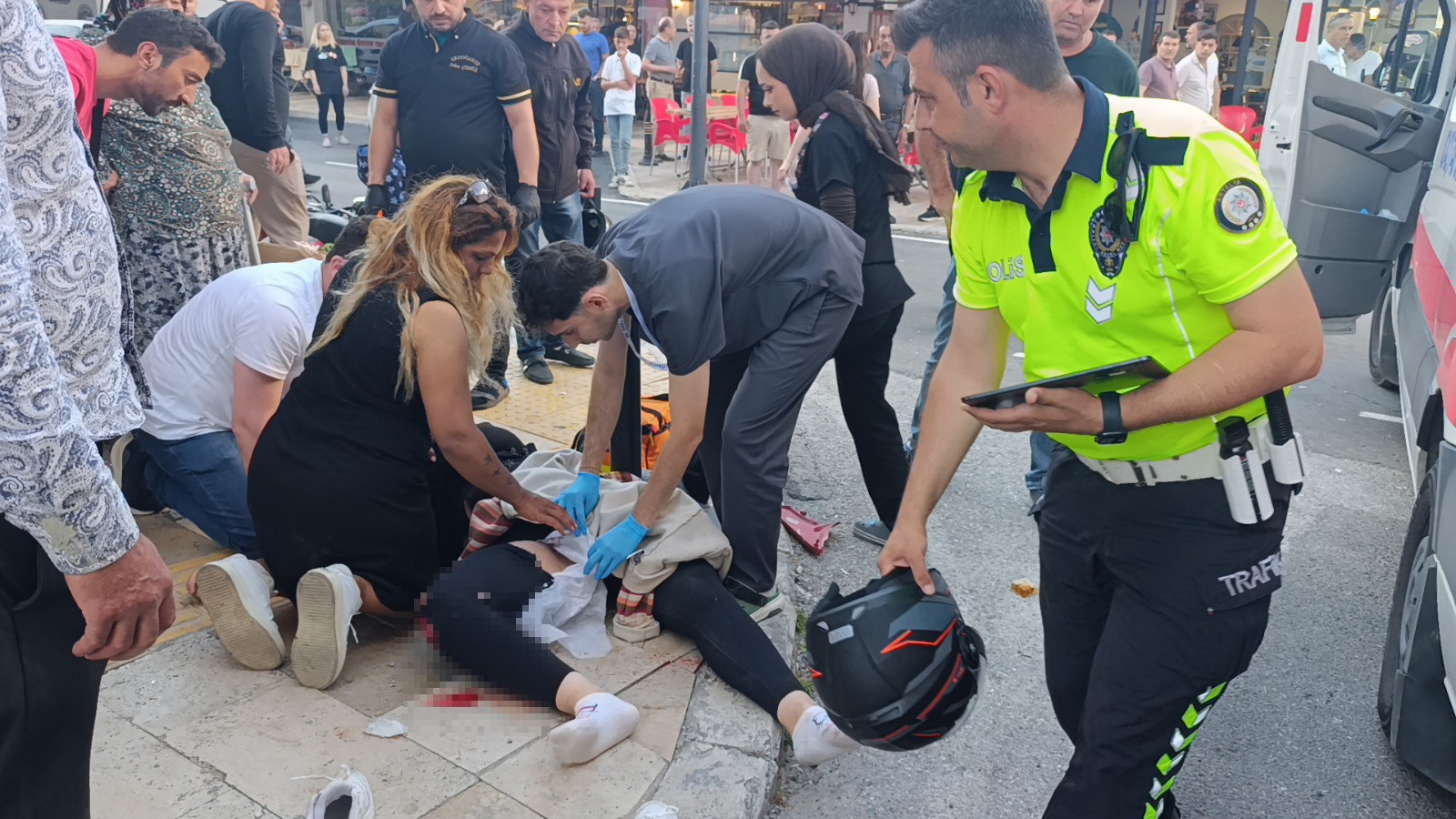 Ters yönden çıkan otel servisi ile motosiklet çarpıştı: 1 ölü