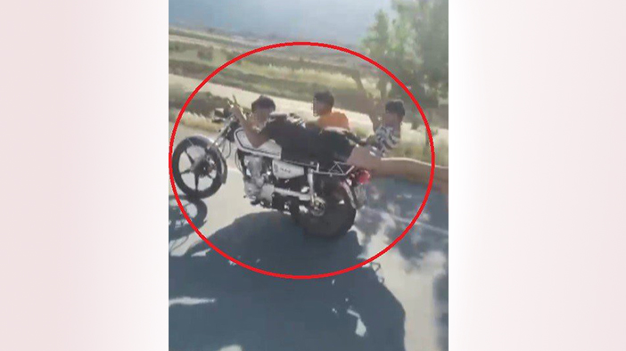 Motosikleti üzerine yatarak sürdü, yanındakilerin de canını hiçe saydı