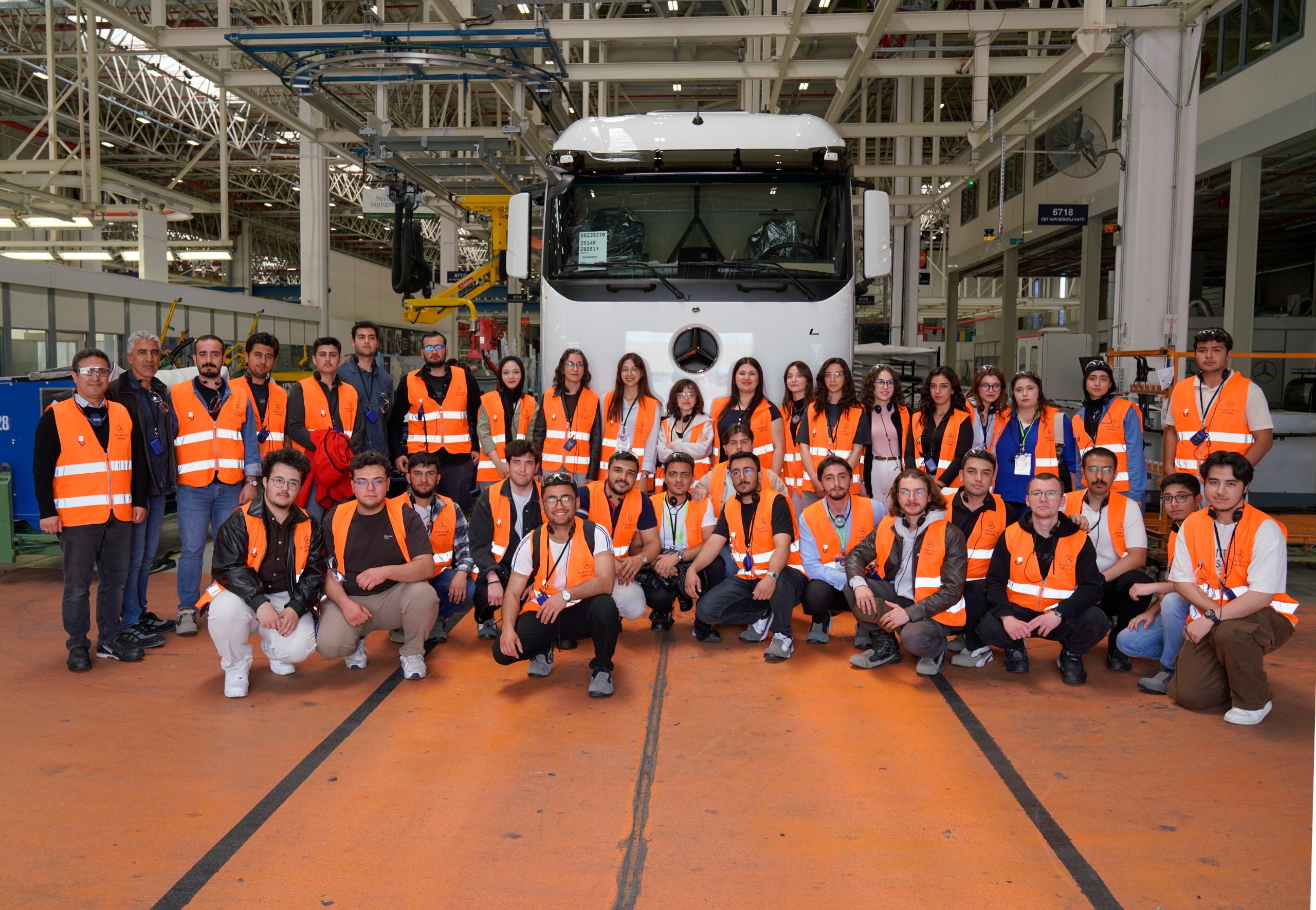 Konya'daki öğrencilerinden Mercedes-Benz Aksaray Kamyon Fabrikasına gezi