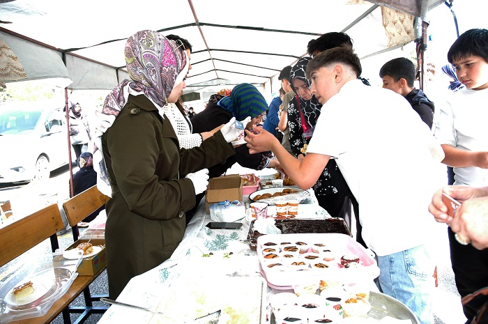 Okulları için kermes düzenlediler