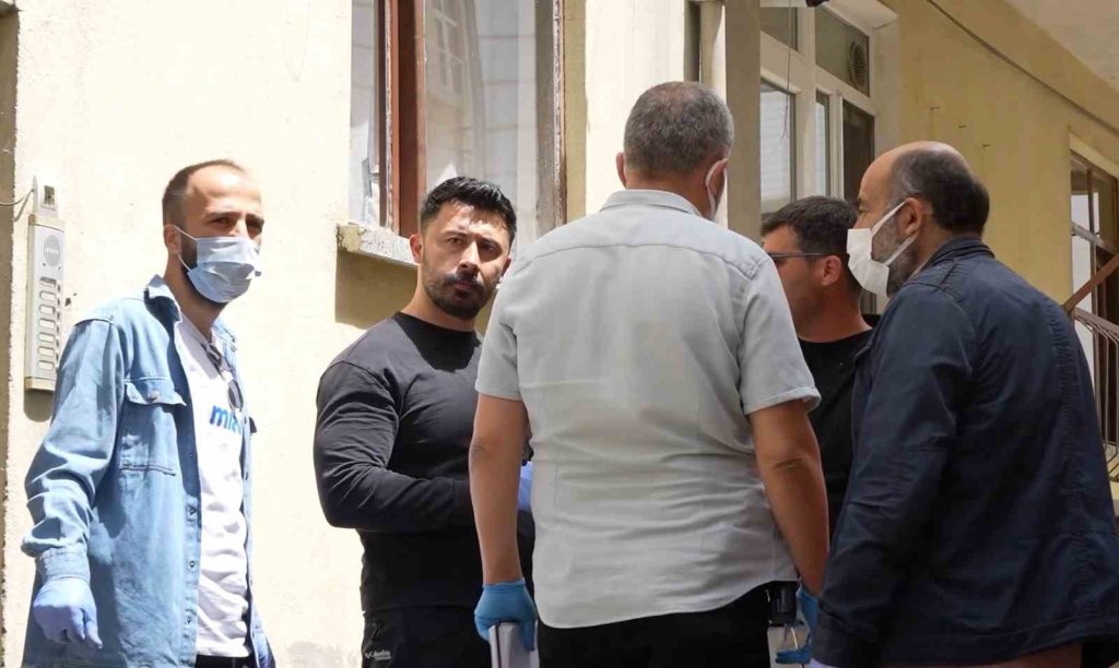 Çilingirle girdiği evde korkunç manzarayla karşılaştı!