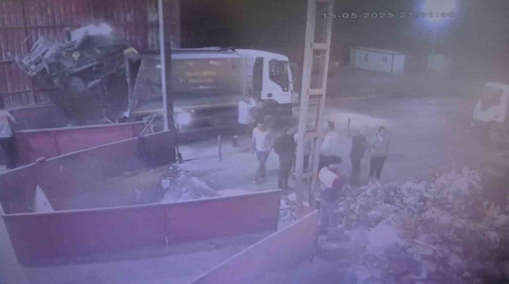 Yanlışlıkla çöpe atılan hatıra kolye 7 ton çöpün içinde bulundu