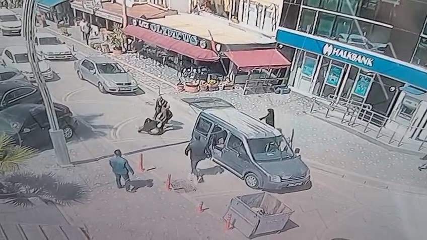 Genç kadını sürükleyerek böyle kaçırmaya çalıştılar! (TIKLA-İZLE)