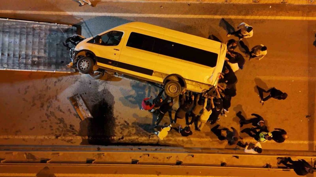 Alkollü genç şehirde kabus yaşattı: Gasp etti, kaza üstüne kaza yaptı