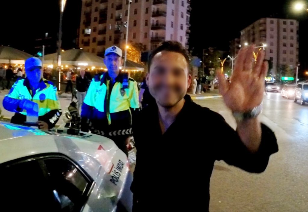 Motosikleti plakasız, alkollü ve kasksız! Basın mensubuna el sallayıp poz verdi