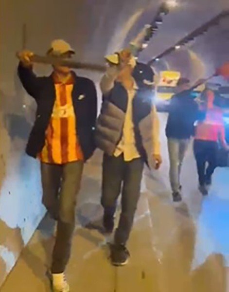 Şampiyonluk kutlamasına döner bıçaklarıyla katıldılar (TIKLA-İZLE)