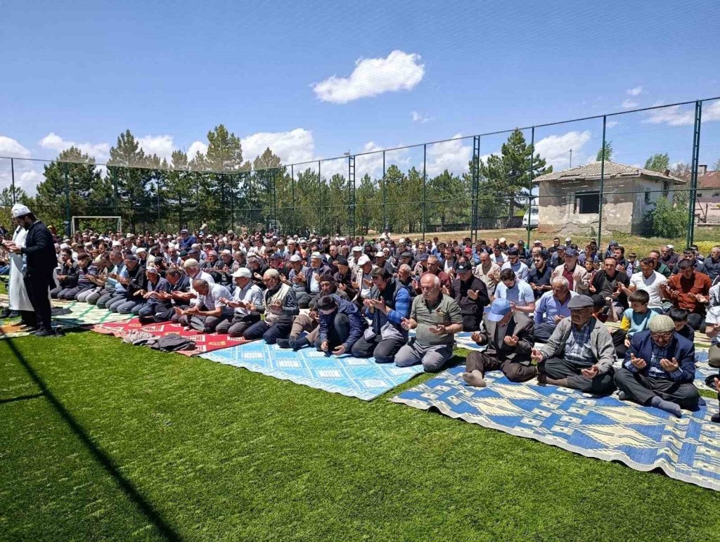 Konya'nın iki ilçesinde çiftçiler yağmur duasında buluştu