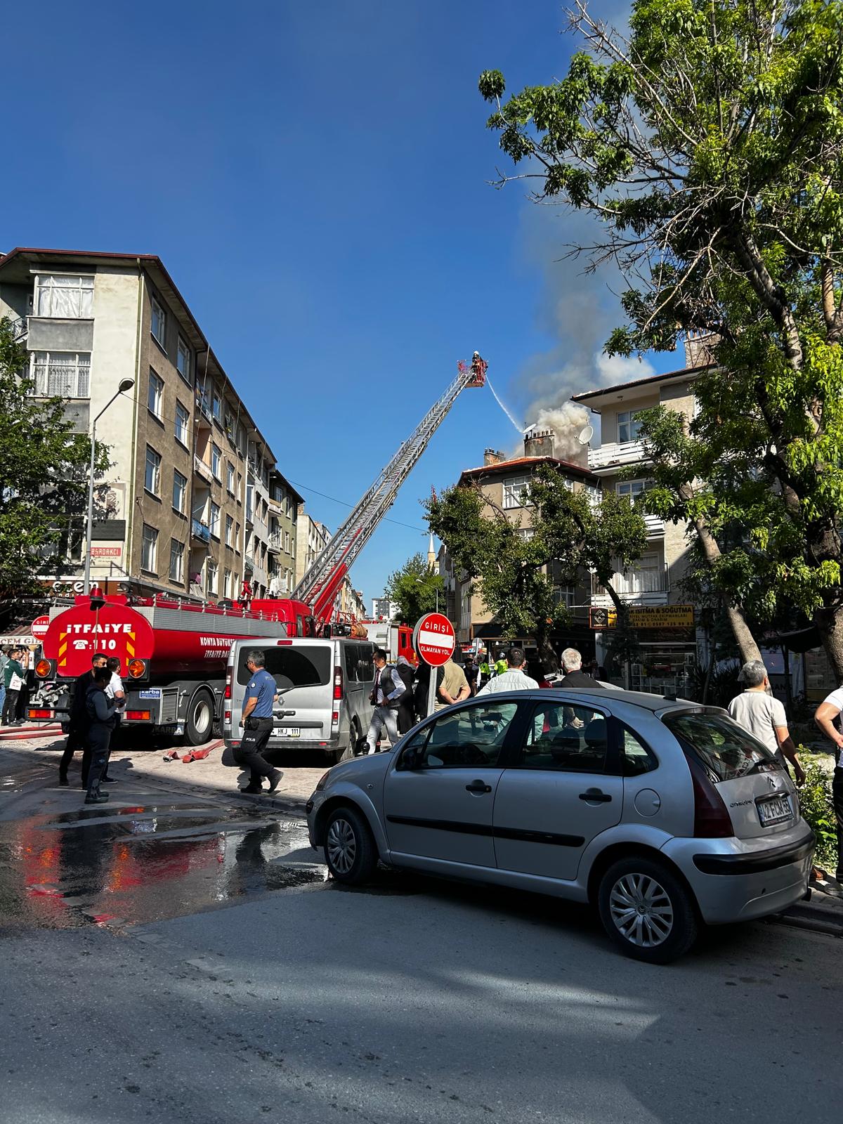 Konya merkezde ev yangını: İtfaiye uzun süre mücadele verdi