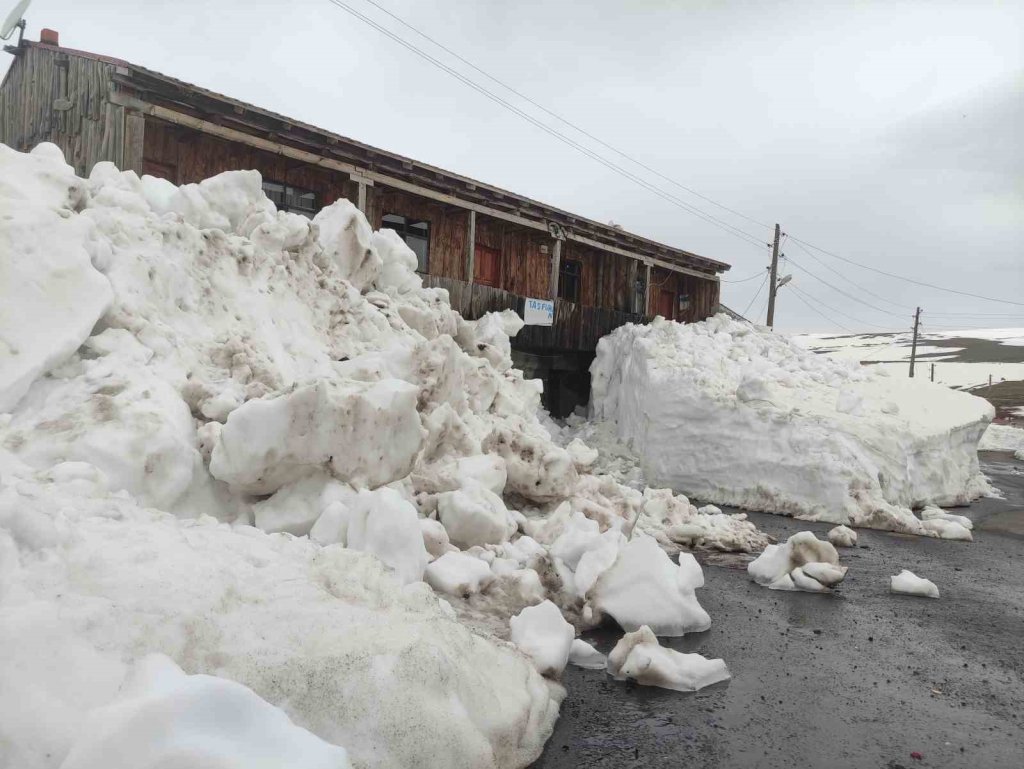 Fotoğraf bugüne ait: Yayla evleri, kar altında