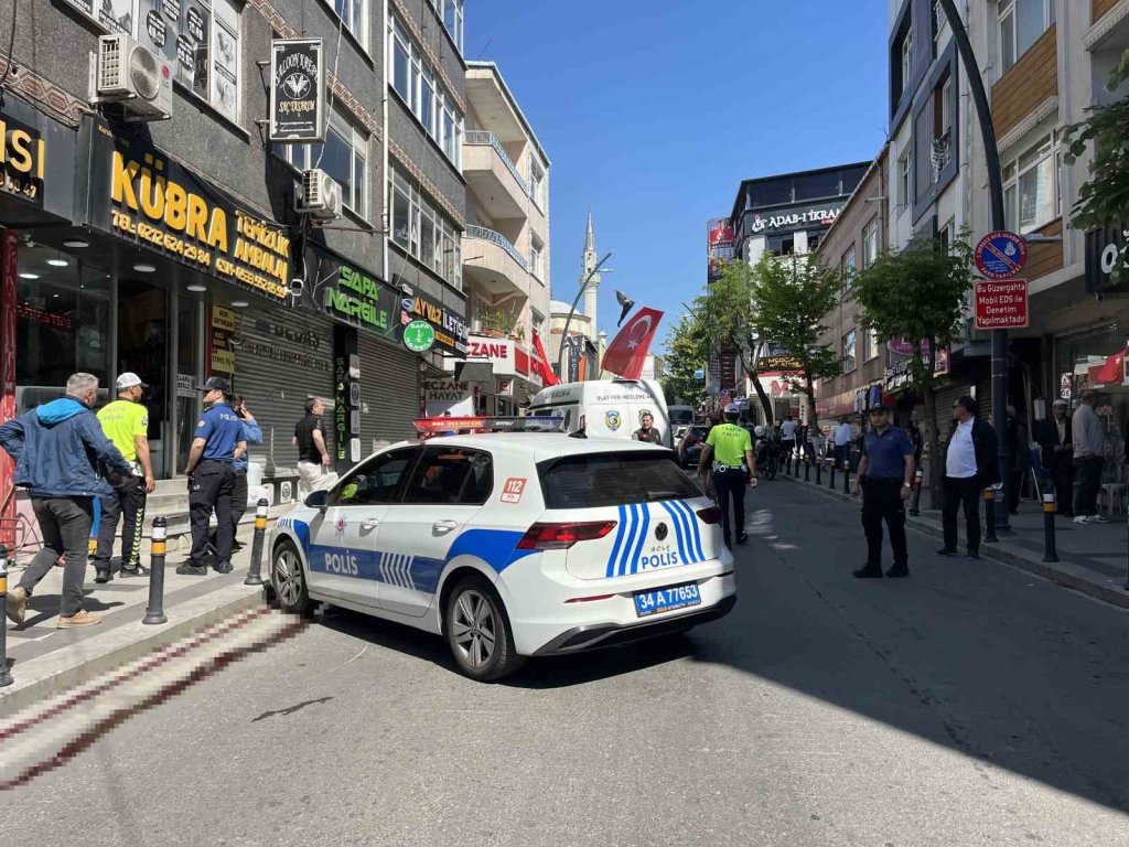 Fenalaşıp yola yığılan adamın üzerinden araç geçti