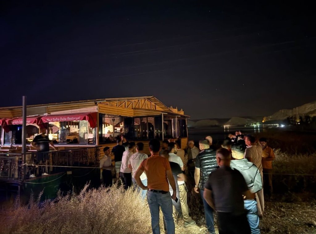 Halatları koptu, müşterilerle birlikte Fırat Nehri’nde sürüklendi