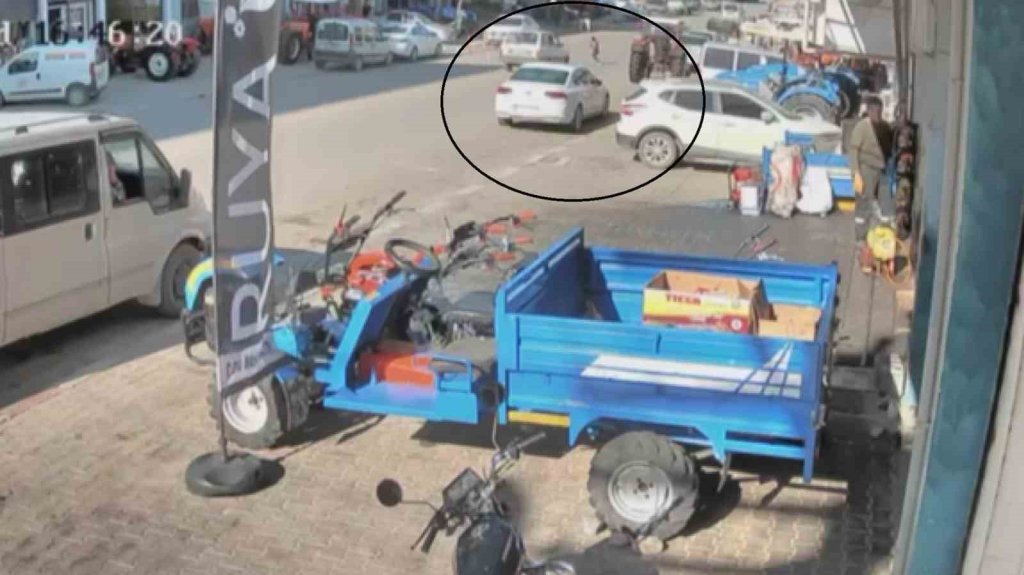 Koşarak yolun karşısına geçti, otomobil çarptı