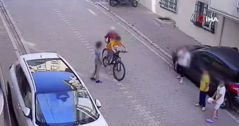Çaldığı bisikleti arkadaşlarına göstermeye geldi, araba çarptı! (TIKLA-İZLE)