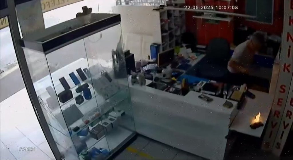 Cep telefonu bomba gibi patladı