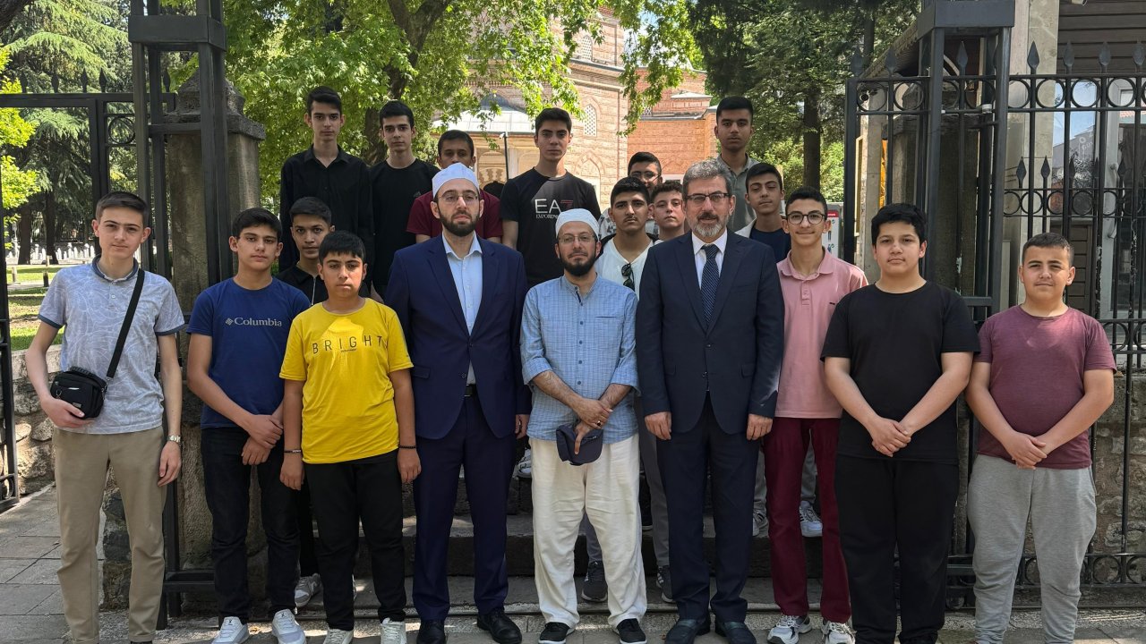 Konyalı hafızlar Muradiye Külliyesi'ni ziyaret etti
