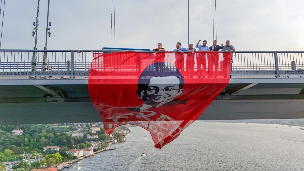 15 Temmuz Şehitler Köprüsü’ndeki korsan eyleme soruşturma! Özel'den destek
