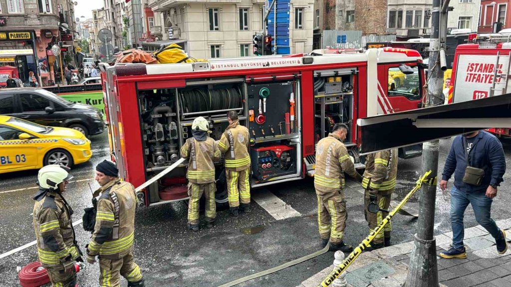 6 katlı binada yangın paniği: Mahsur kalan 2 kişi kurtarıldı
