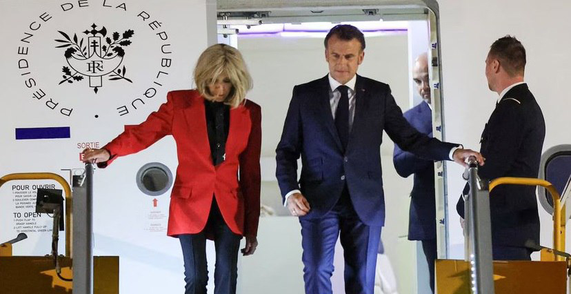 Görüntüler olay oldu! Brigitte yenge, tokat attığı Macron'un koluna da girmedi!