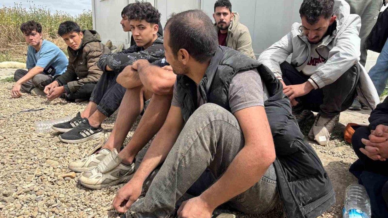 Yunanistan güvenlik güçleri aralarından çocukların ve kadınların olduğu 18 göçmene eziyet etti