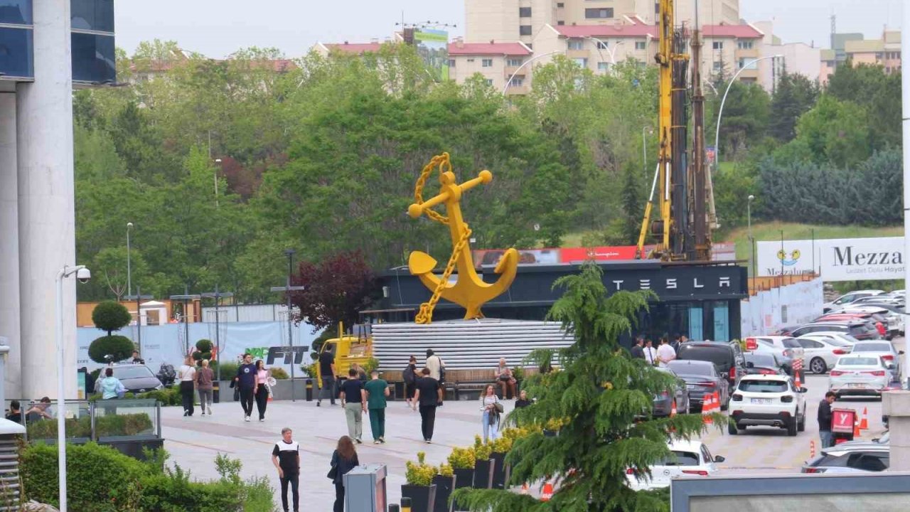 Ankara’da çıkan fırtınada Tesla Bayii’nin çatısı uçtu