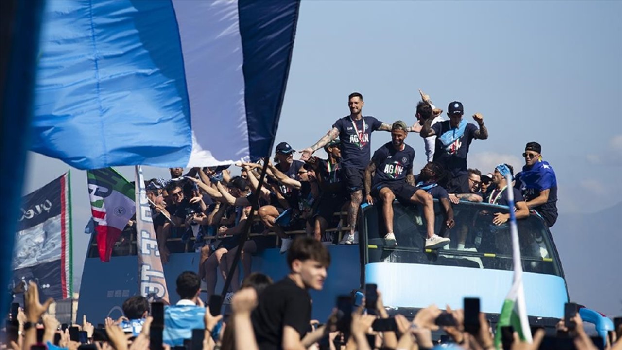 Napoli şampiyonluk turu attı