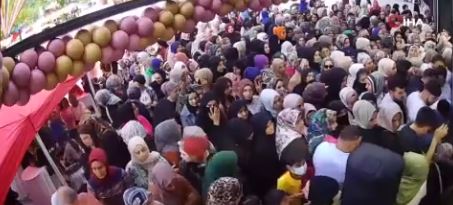 Giyim mağazası açılışında indirim izdihamı (VİDEOLU)
