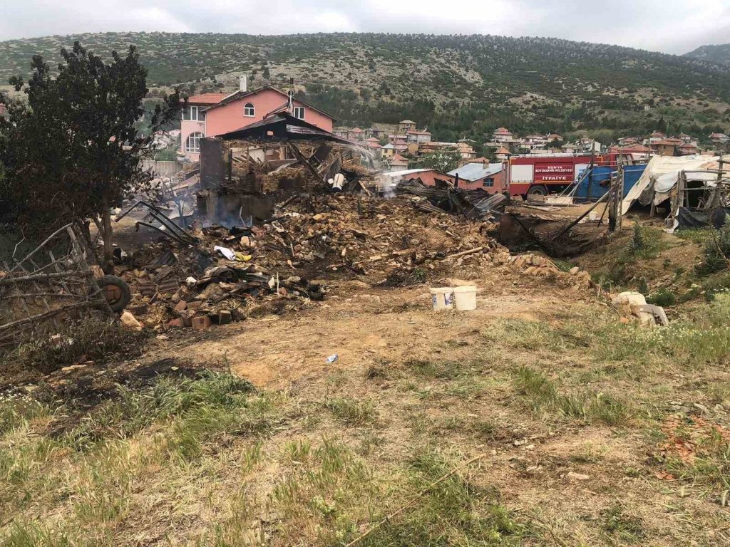 Hüyük'te yangın: Ev ve ahır kül oldu