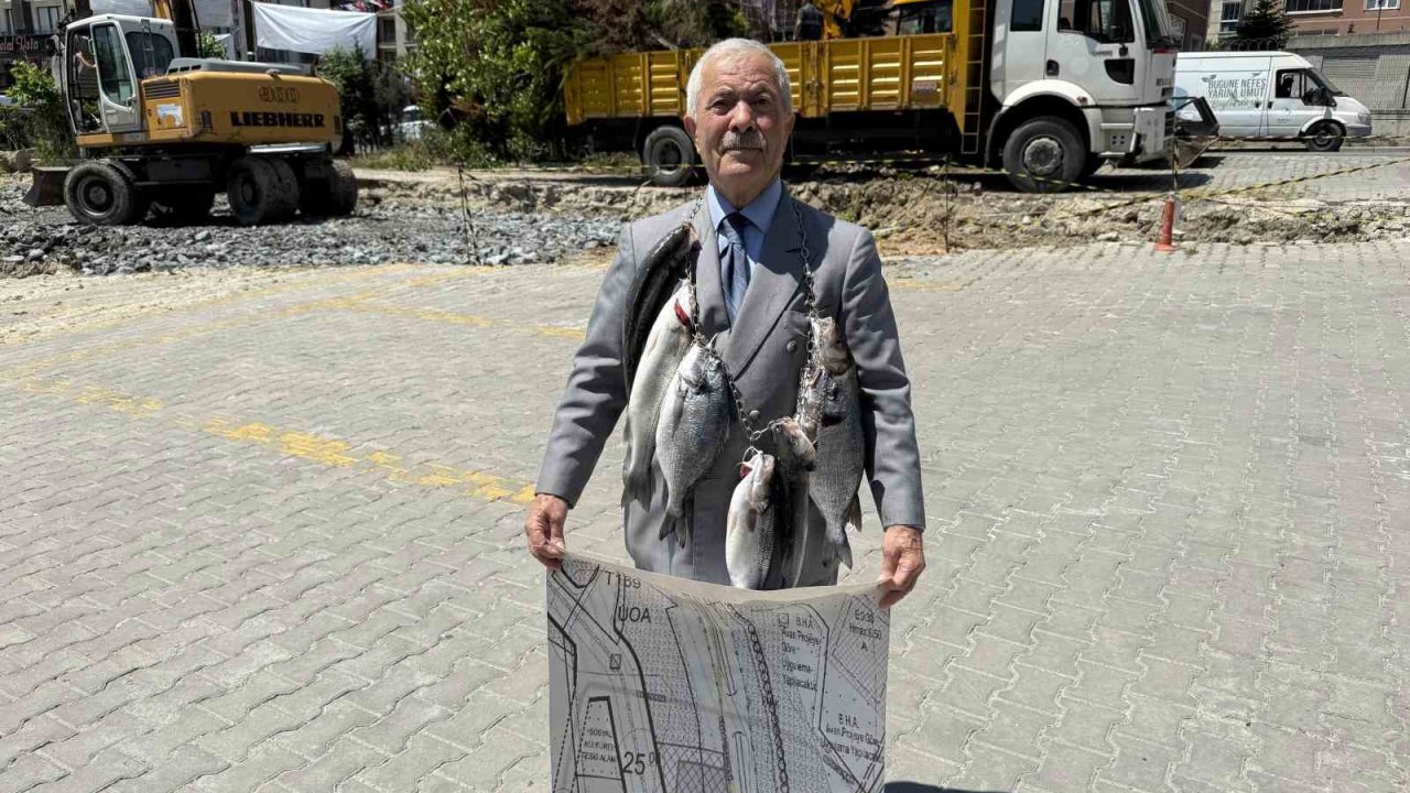Balıkçı Kenan, boynuna astığı balıklarla İmamoğlu ve Özel’i protesto etti